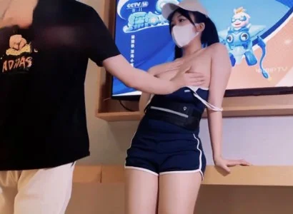 Em nhân viên điện máy xinh đẹp chăm sóc anh khách hên nhất cửa hàng