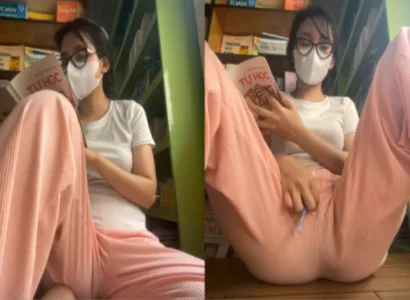 Em gái đọc sách nhưng tay không rời sextoy đang nhét trong lồn