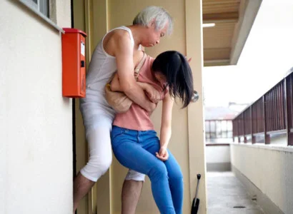 Cô vợ trẻ mới cưới bị chồng già cưỡng bức thô bạo