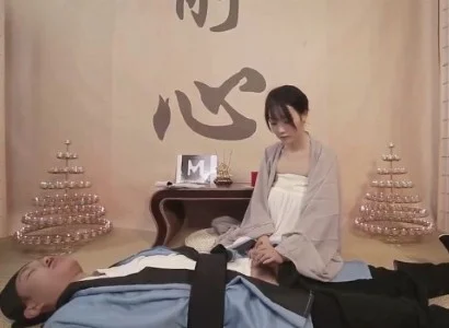 Nữ tu gợi cảm che chở đạo sĩ trọng thương