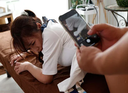 Tan làm muộn, cô nhân viên bị sếp gạ gẫm ngay tại công ty
