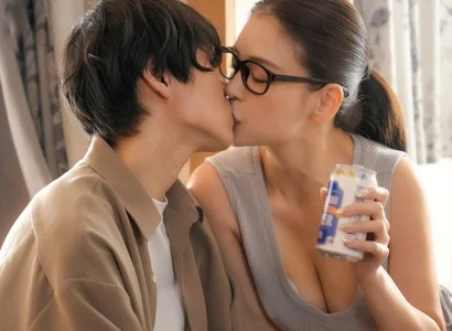 Khẩu súng chĩa vào người, cô hàng xóm ôm lấy chàng trai động viên