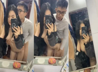 Cặp sinh viên làm tình trước gương, vừa hôn vừa nhìn nhau