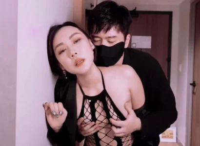 Cô vợ dùng thân xác trả nợ cho chồng bằng cách chiều lòng sếp