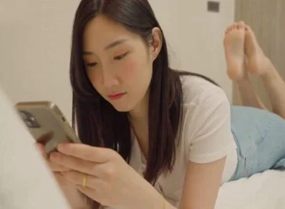 Vợ ngoại tình với anh giao hàng ngay giữa phòng khách, chồng về bắt tại trận