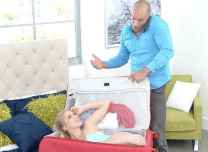 Khám phá món quà thầm kín trong vali cùng bạn trai