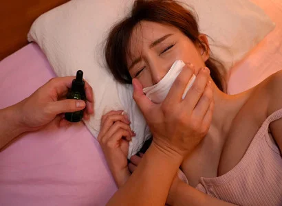 Em họ xinh đẹp nhờ thuốc kích thích mà dám bảo anh họ địt mình ngay trên bàn
